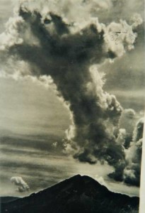 Una enorme nuvola a forma di croce sovrasta il Col di Lana. Cartolina. Collezione Attili.