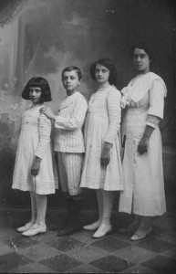 Da sinistra: Bianca, Alessandro e Carola De Nobili. Collezione Nicola Tella.