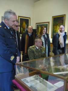 Il Generale di Brigata Giorgio Baldacci e il Tenente Colonnello Gianfranco Paglia visitano la mostra "Norcia e la Grande Guerra".