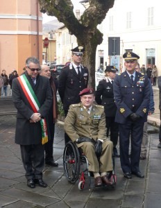 Le autorità militari e civili in piazza Vittorio Veneto depongono una corona di alloro presso il monumento ai Caduti.