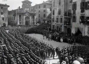 02/06/1918 – Spoleto, Piazza del Mercato. Giuramento del 52° Reggimento Fucilieri “Cacciatori delle Alpi” (collezione Vantaggioli/Gregori - Spoleto)