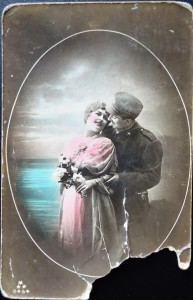 Una delle cartoline che Domenico Santi portava in tasca dalla parte del cuore. A destra in basso la parte rovinata dal proiettile che lo colpì.