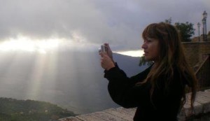 Maria Luce Schillaci ha inziato a collaborare a Maredolce con l’articolo “Omaggio a Fallaci” a Teatro: una catarsi per nuove generazioni